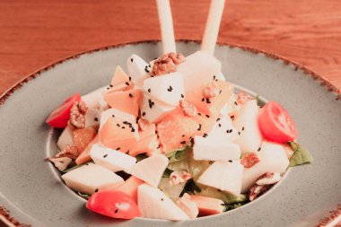 Taze salata tabağı ile karışık yeşillik