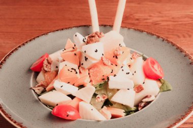 Taze salata tabağı ile karışık yeşillik