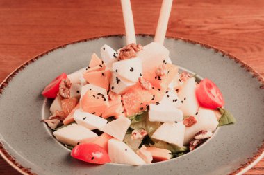 Taze salata tabağı ile karışık yeşillik