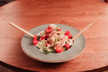 Taze salata tabağı ile karışık yeşillik