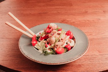 Taze salata tabağı ile karışık yeşillik