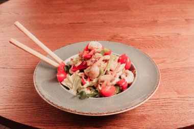 Taze salata tabağı ile karışık yeşillik