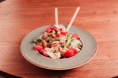 Taze salata tabağı ile karışık yeşillik