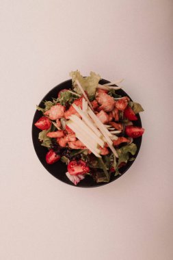 Taze salata tabağı ile karışık yeşillik