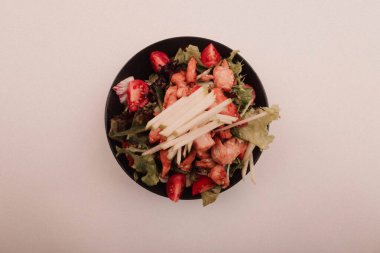 Taze salata tabağı ile karışık yeşillik