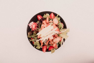 Taze salata tabağı ile karışık yeşillik