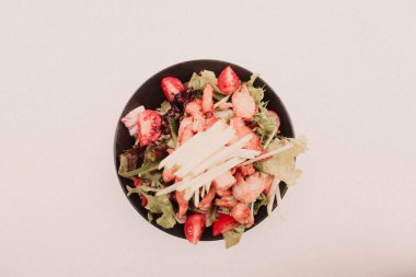 Taze salata tabağı ile karışık yeşillik