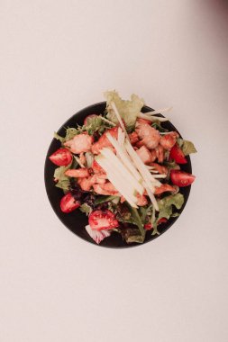 Taze salata tabağı ile karışık yeşillik