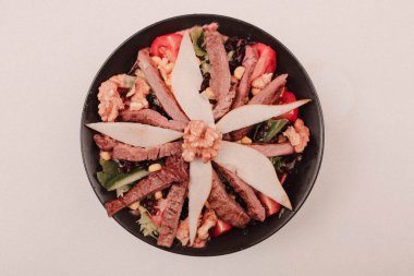 Taze salata tabağı ile karışık yeşillik