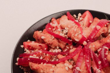 Taze salata tabağı ile karışık yeşillik