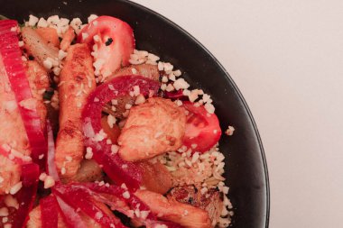 Taze salata tabağı ile karışık yeşillik