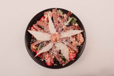 Taze salata tabağı ile karışık yeşillik