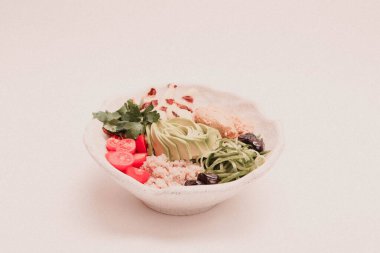 Taze salata tabağı ile karışık yeşillik