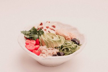 Taze salata tabağı ile karışık yeşillik