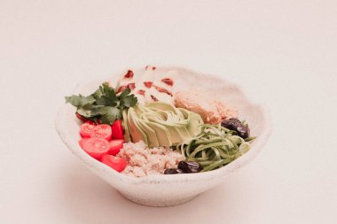 Taze salata tabağı ile karışık yeşillik