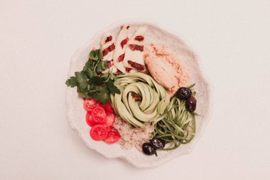 Taze salata tabağı ile karışık yeşillik