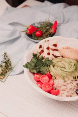 Taze salata tabağı ile karışık yeşillik