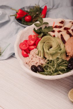 Taze salata tabağı ile karışık yeşillik