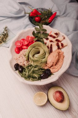 Taze salata tabağı ile karışık yeşillik