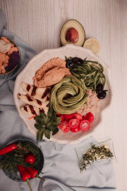 Taze salata tabağı ile karışık yeşillik