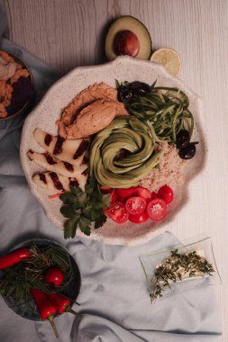 Taze salata tabağı ile karışık yeşillik