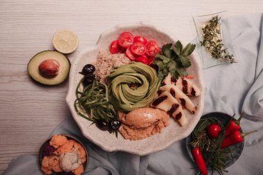 Taze salata tabağı ile karışık yeşillik