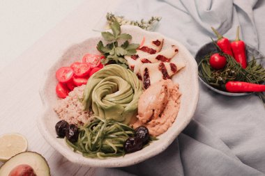 Taze salata tabağı ile karışık yeşillik