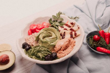 Taze salata tabağı ile karışık yeşillik