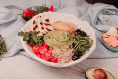 Taze salata tabağı ile karışık yeşillik