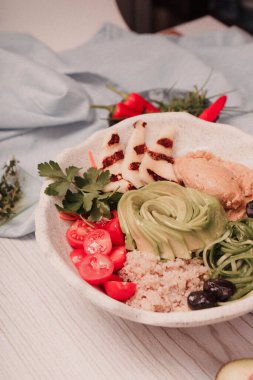 Taze salata tabağı ile karışık yeşillik