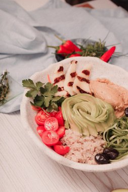 Taze salata tabağı ile karışık yeşillik