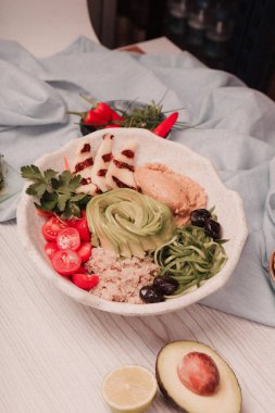 Taze salata tabağı ile karışık yeşillik