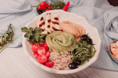 Taze salata tabağı ile karışık yeşillik