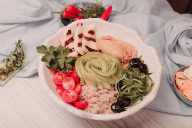 Taze salata tabağı ile karışık yeşillik