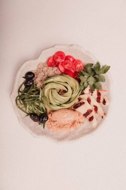 Taze salata tabağı ile karışık yeşillik