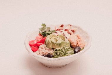 Taze salata tabağı ile karışık yeşillik