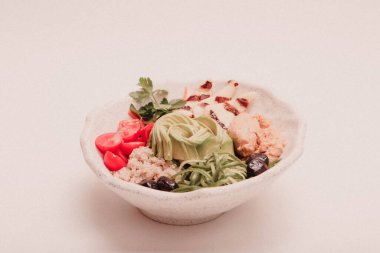 Taze salata tabağı ile karışık yeşillik