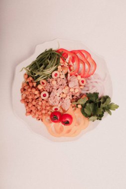 Taze salata tabağı ile karışık yeşillik