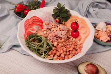 Taze salata tabağı ile karışık yeşillik