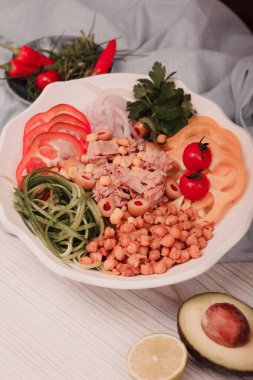 Taze salata tabağı ile karışık yeşillik