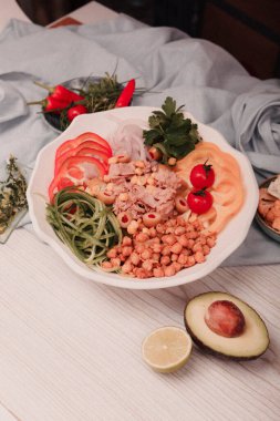 Taze salata tabağı ile karışık yeşillik