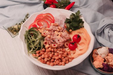 Taze salata tabağı ile karışık yeşillik