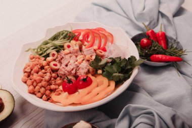 Taze salata tabağı ile karışık yeşillik