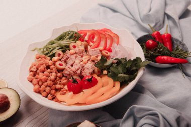 Taze salata tabağı ile karışık yeşillik