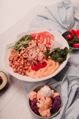 Taze salata tabağı ile karışık yeşillik