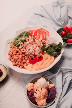 Taze salata tabağı ile karışık yeşillik