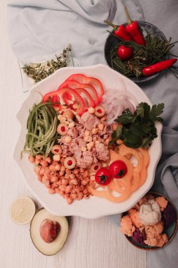 Taze salata tabağı ile karışık yeşillik