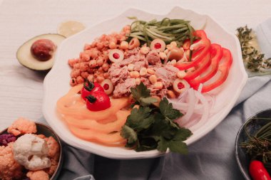 Taze salata tabağı ile karışık yeşillik