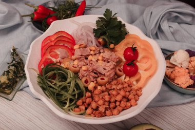 Taze salata tabağı ile karışık yeşillik