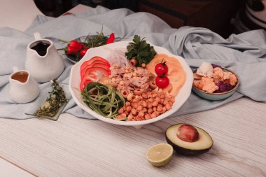 Taze salata tabağı ile karışık yeşillik